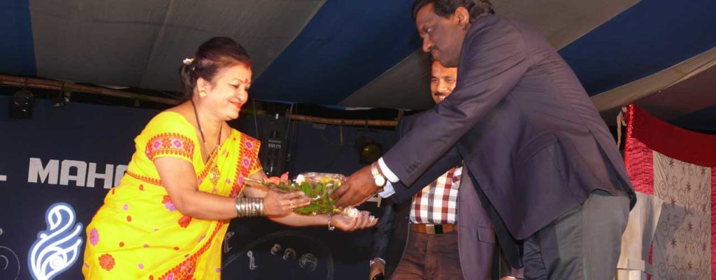 Founder Smriti Rekha Borah Saikia receiving an award - Samannay Kshetra